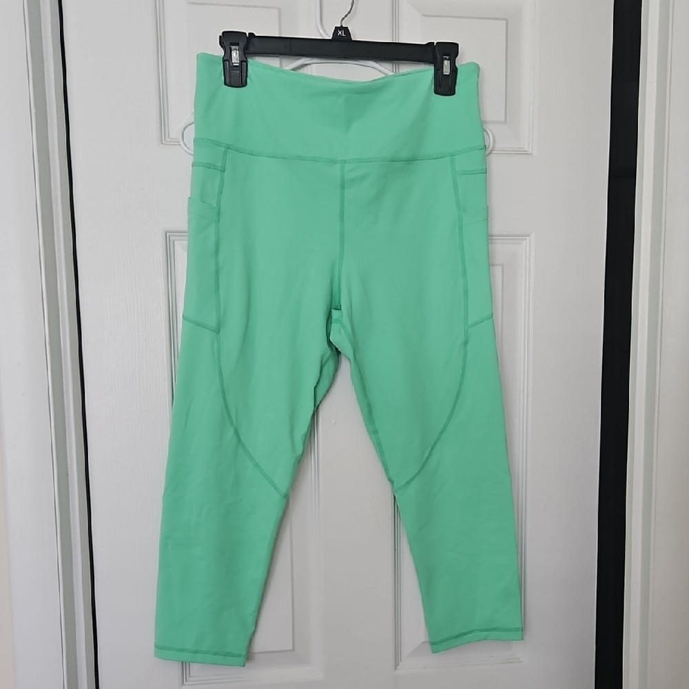 ZYIA Vibrant Green Womens Capri Leggings Light N Tight